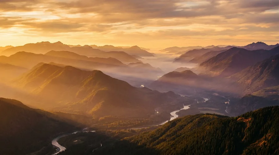Weites Bergpanorama zur goldenen Stunde als Landschaftsbild-Leuchtbild