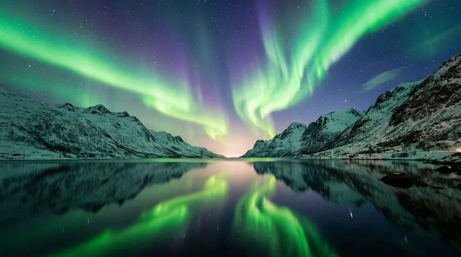 Aurora Borealis über einem nordischen Fjord als LED Bild