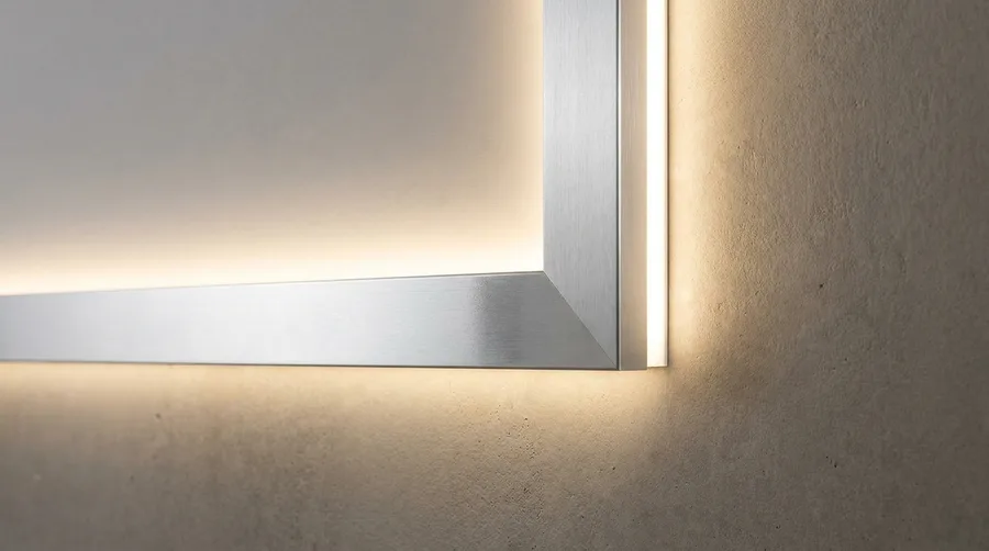 Flacher LED Bilderrahmen aus Aluminium mit hinterleuchtetem Landschaftsmotiv an einer Wand