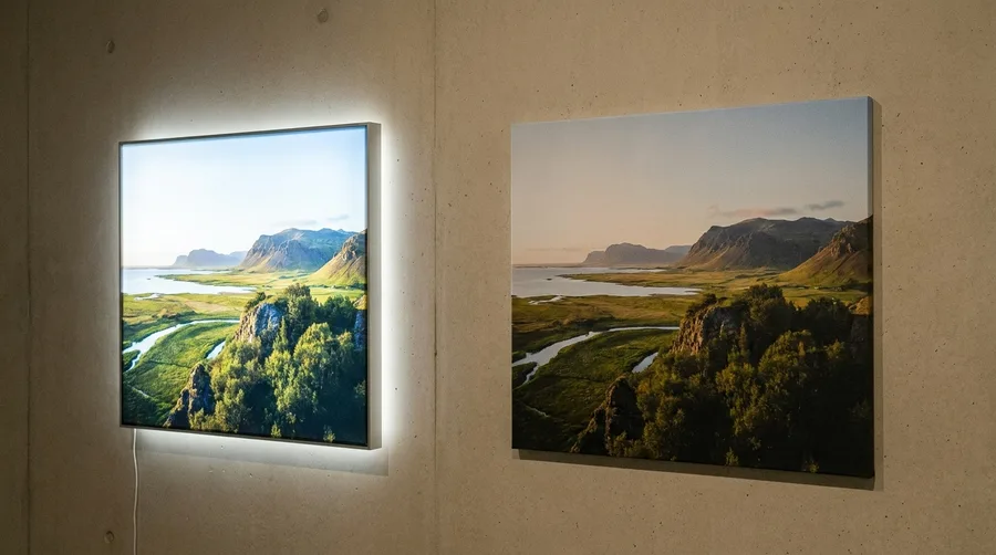 Leuchtbild, Leinwand und Poster mit gleichem Landschaftsmotiv im direkten Vergleich an einer Wohnzimmerwand