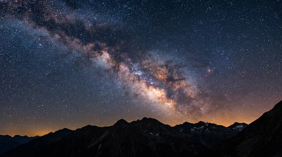 Band der Milchstraße über einem dunklen Horizont als Leuchtbild-Motiv