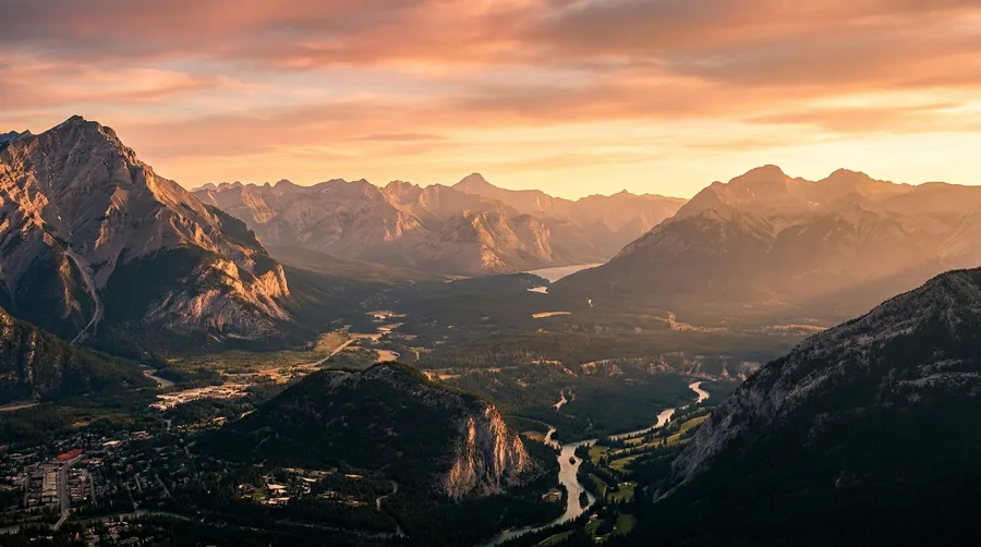 Weites Bergpanorama im Morgenlicht als hinterleuchtetes Leuchtbild-Motiv