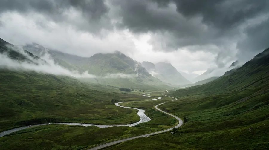 Nebelverhangene schottische Highlands mit Bergen und Glen als Leuchtbild-Motiv