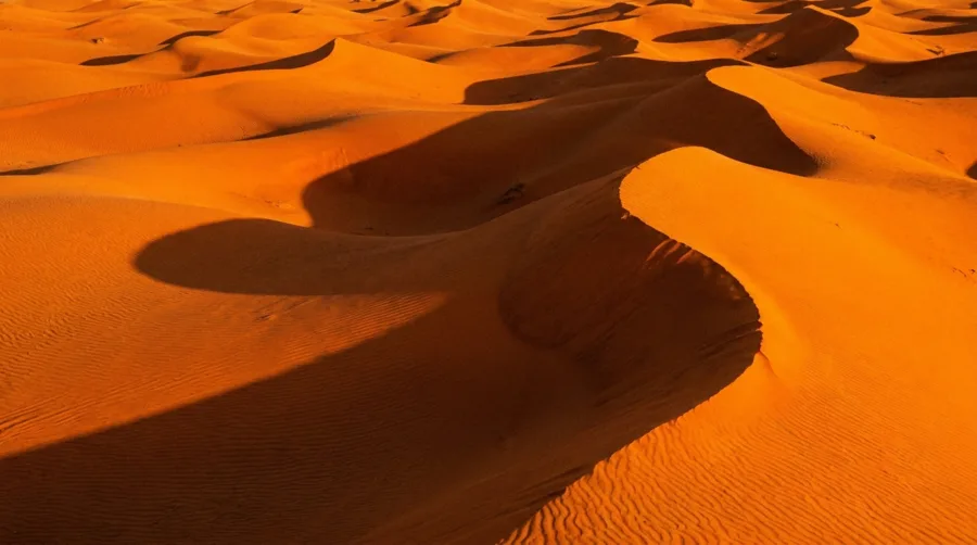 Sanddünen der Sahara im warmen Abendlicht als Leuchtbild-Motiv