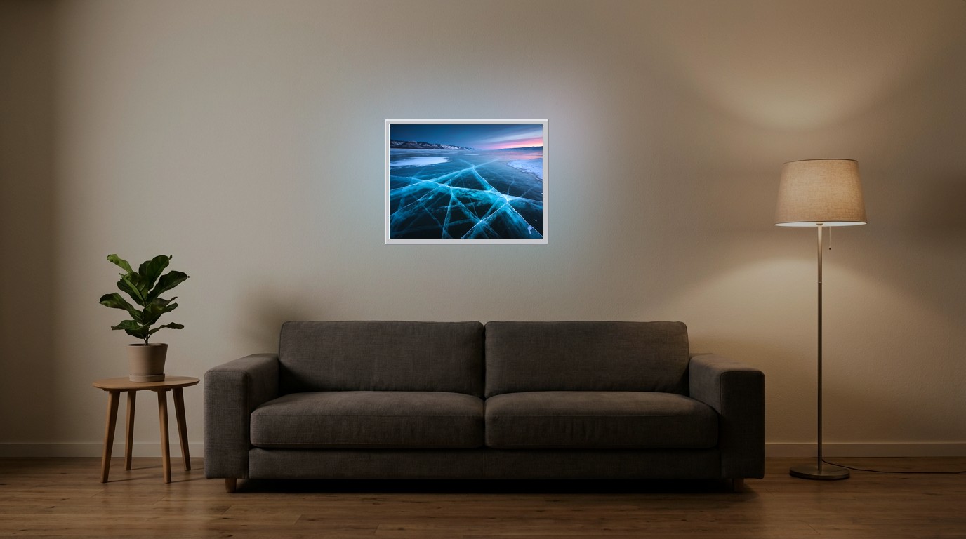 Eissee zur Blauen Stunde als Lichtposter im Wohnzimmer