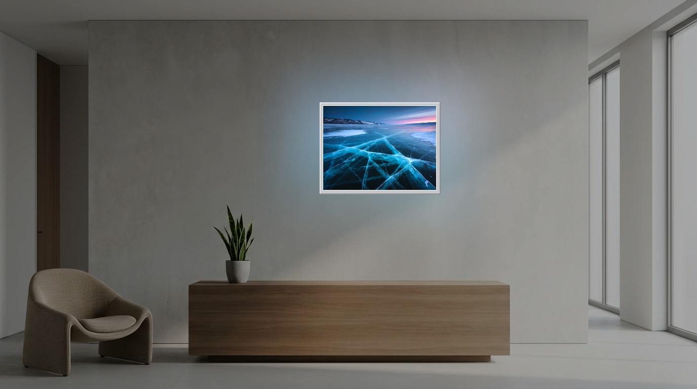 Eissee zur Blauen Stunde als Lichtposter im Büro