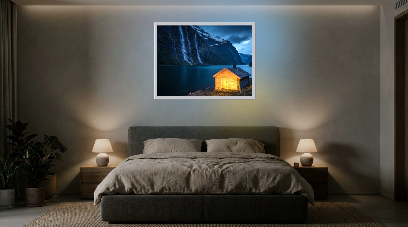 Norwegischer Fjord als Lichtposter im Schlafzimmer