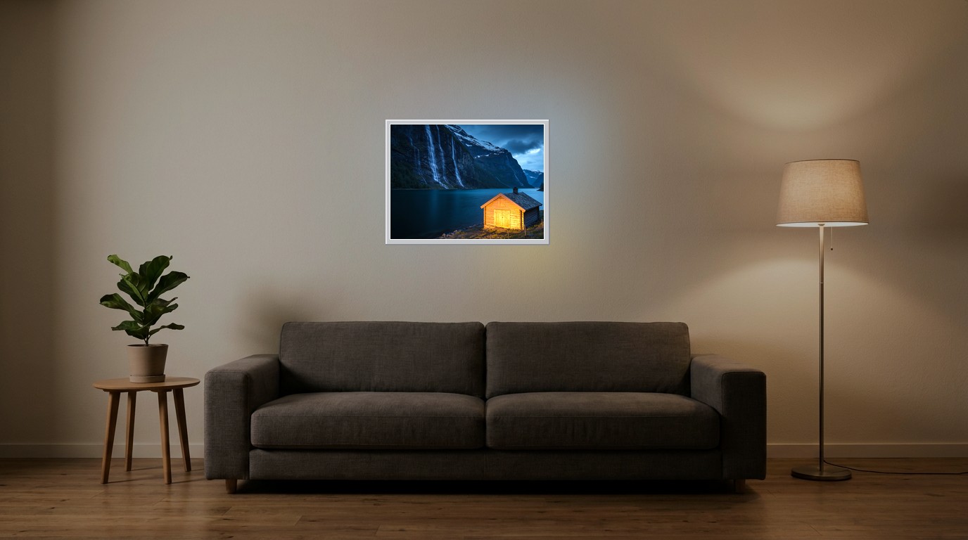 Norwegischer Fjord als Lichtposter im Wohnzimmer